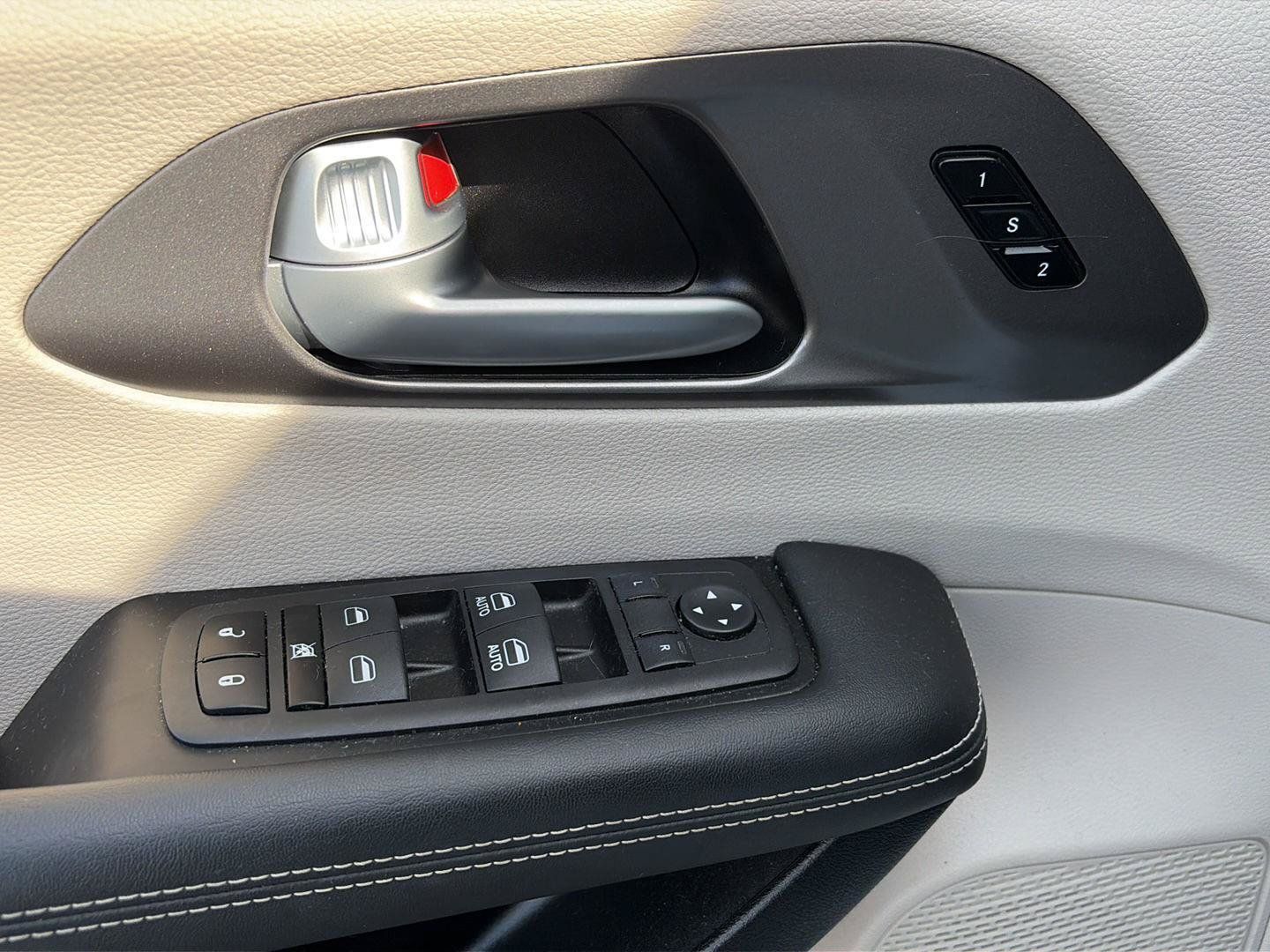 Used 2024 Chrysler Pacifica Touring-L FWD image 7