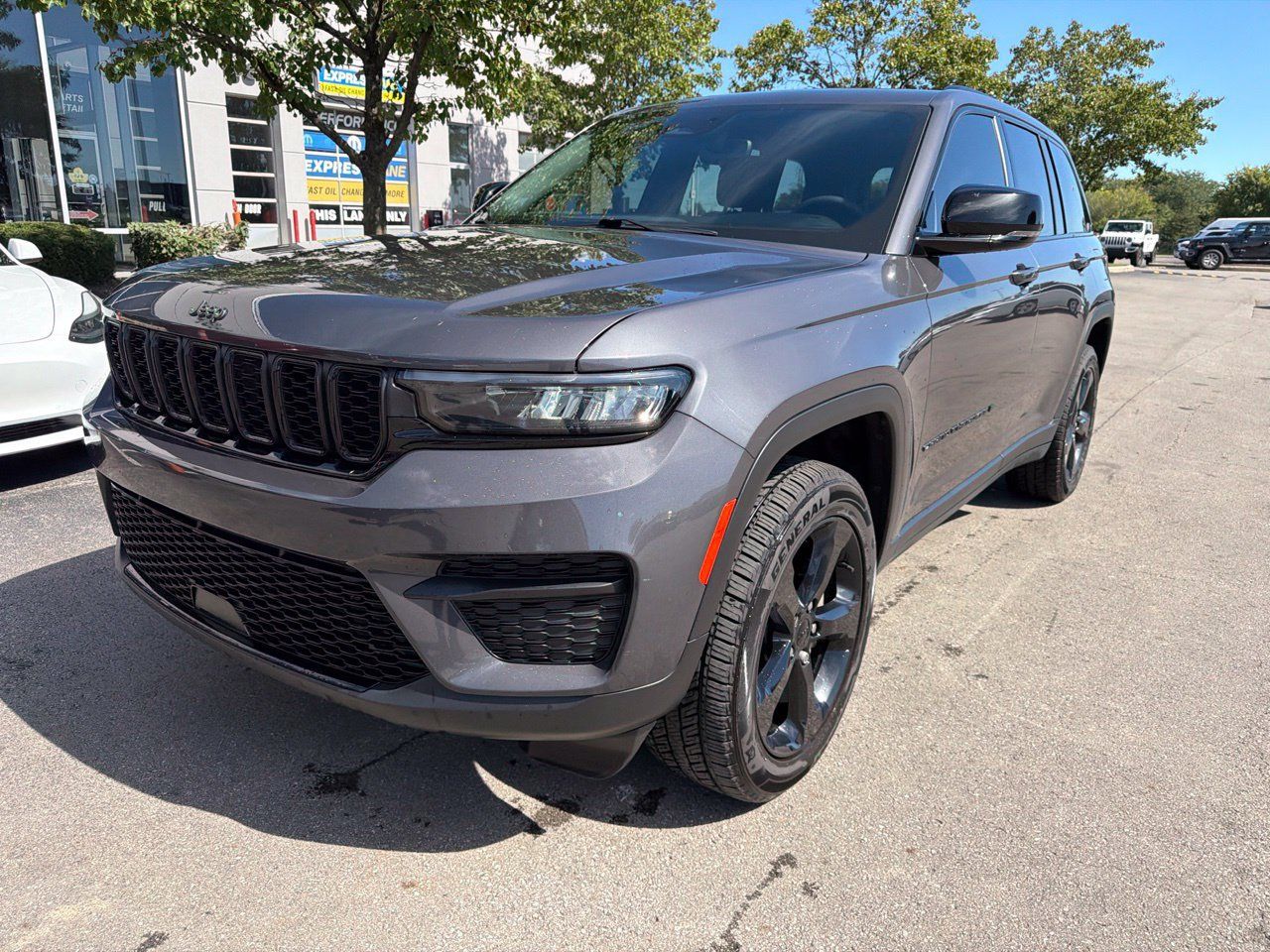 Used 2023 Jeep Grand Cherokee Altitude AWD/4WD image 3