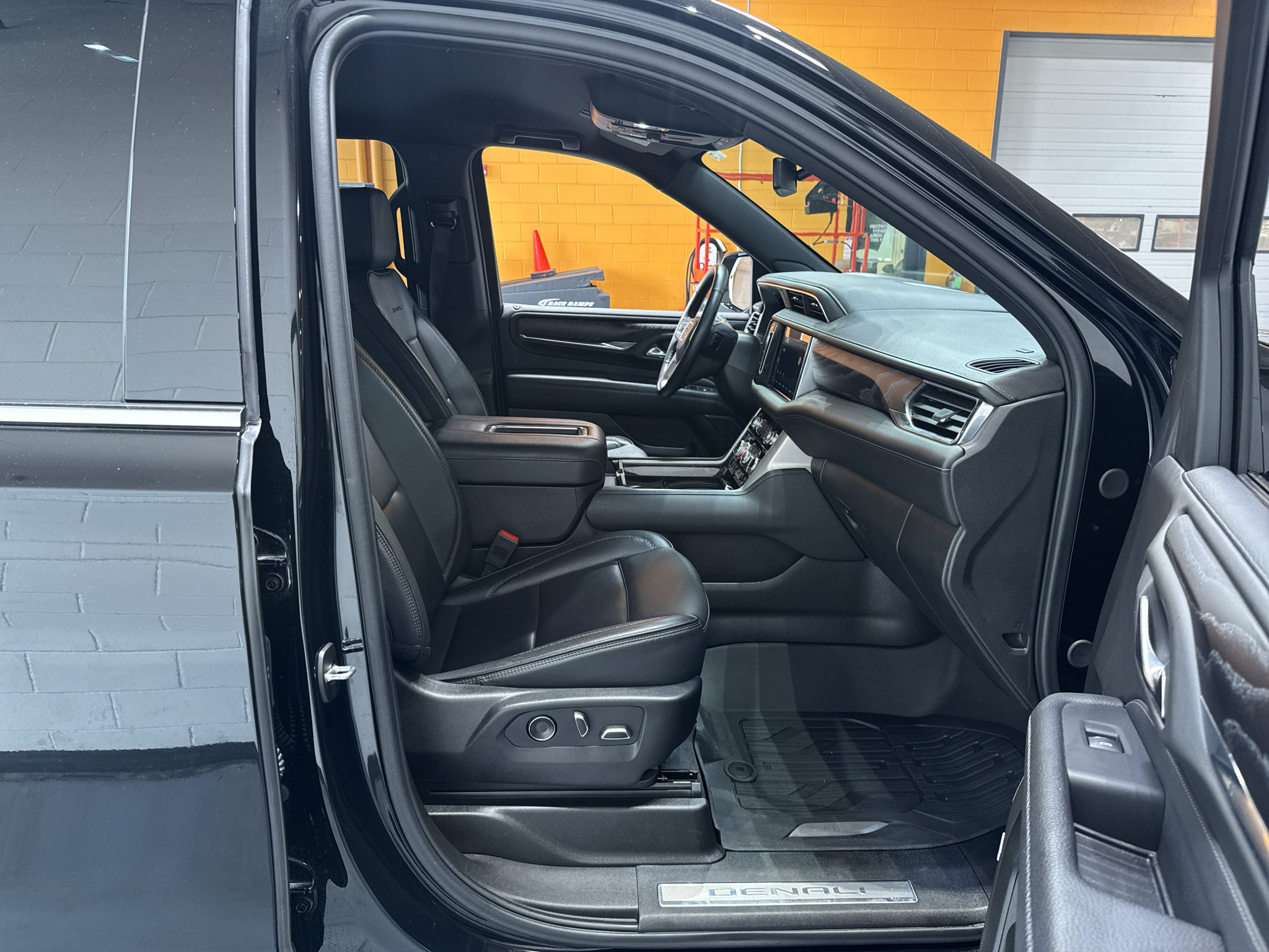 Used 2024 GMC Yukon Denali AWD/4WD image 21