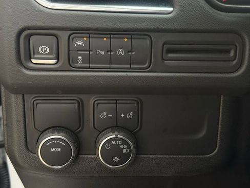 Used 2024 Chevrolet Suburban LT RWD image 24