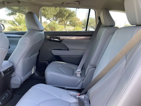 New 2026 Toyota Highlander Limited image 3