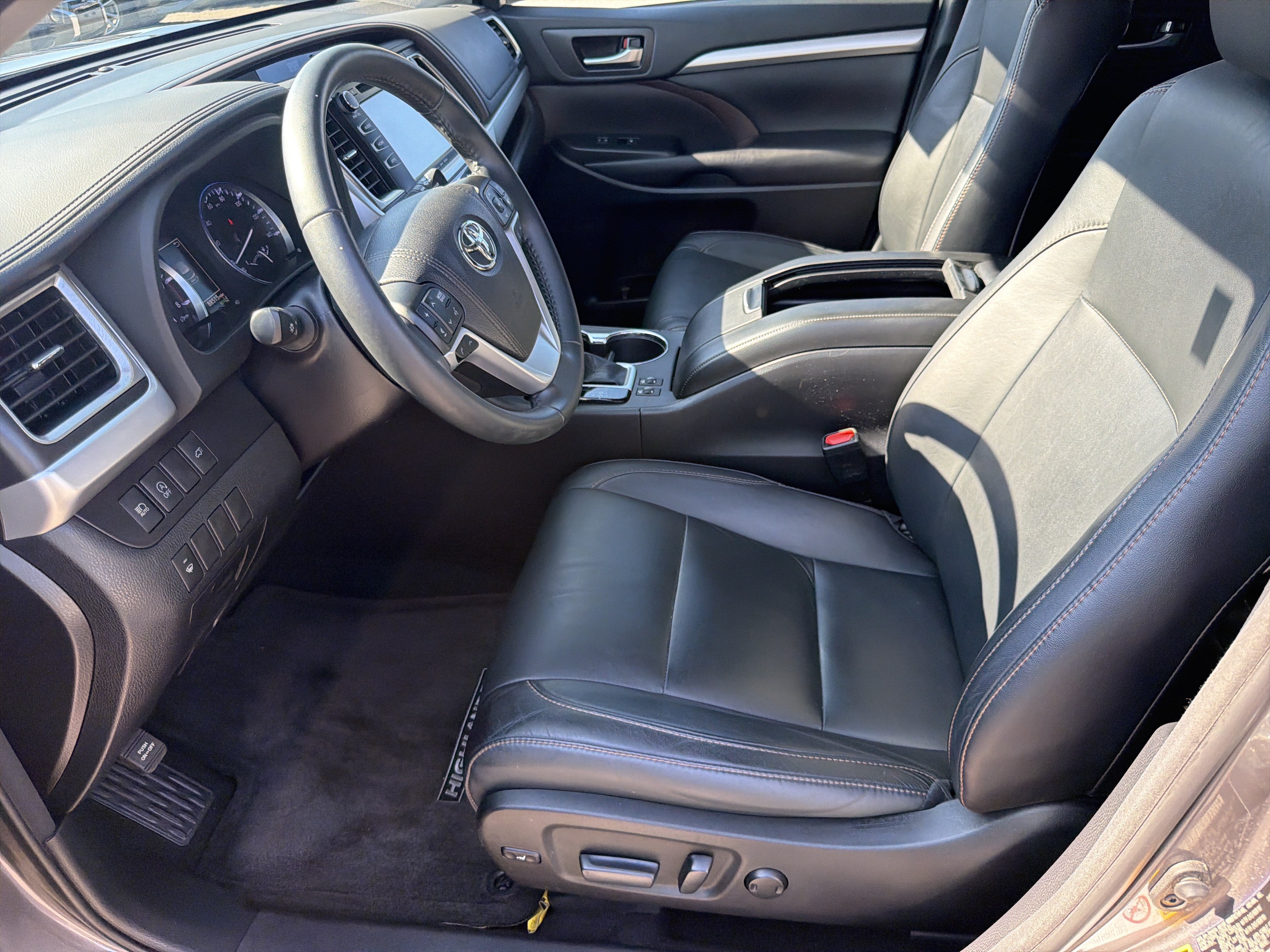 Used 2018 Toyota Highlander XLE FWD image 17