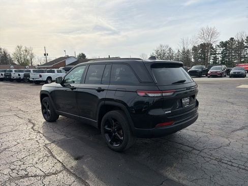 Used 2023 Jeep Grand Cherokee Limited w/ Black Appearance Package image 5
