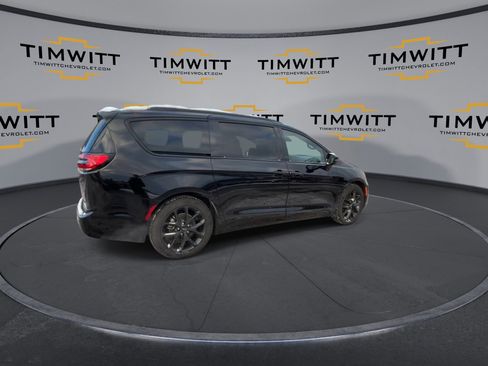 Used 2025 Chrysler Pacifica Limited image 9