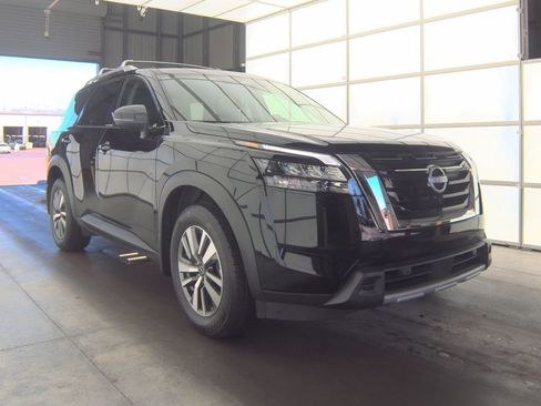 Used 2025 Nissan Pathfinder SL AWD/4WD image 3