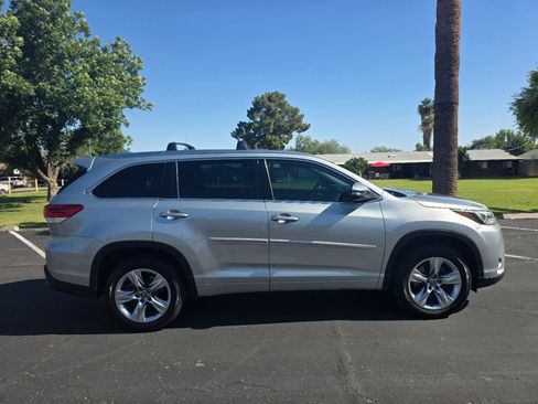 Used 2018 Toyota Highlander Limited w/ Carpet Mat Package (TMS) FWD image 3