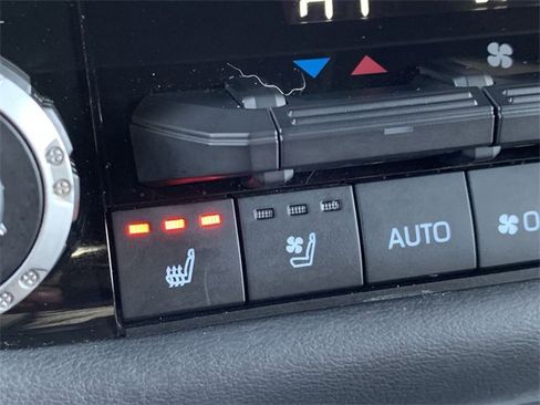 Used 2023 Toyota Sequoia Platinum image 28