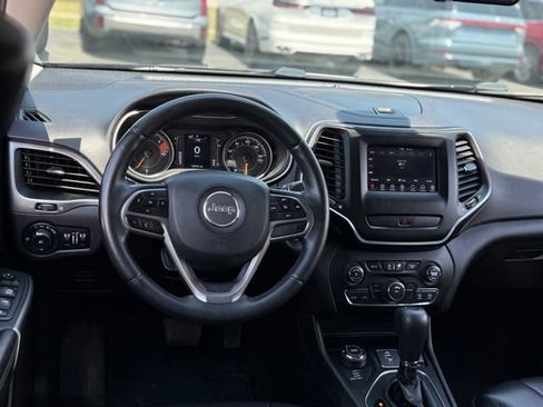 Used 2019 Jeep Cherokee Latitude Plus AWD/4WD image 5