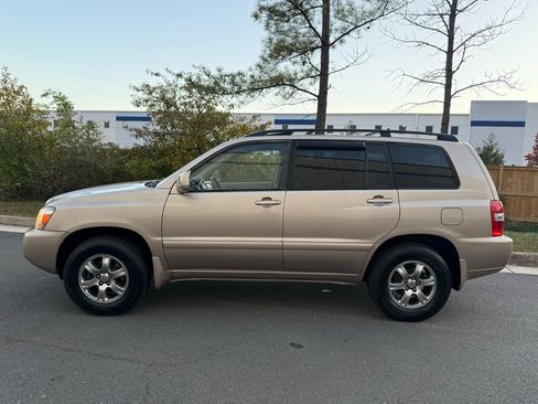 Used 2005 Toyota Highlander 4WD V6 w/ 3rd Row image 8