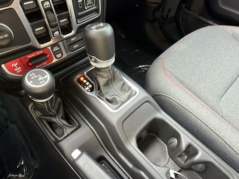 Used 2025 Jeep Wrangler Unlimited Rubicon AWD/4WD image 31