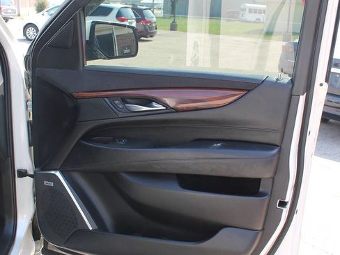 Used 2015 Cadillac Escalade Luxury image 24