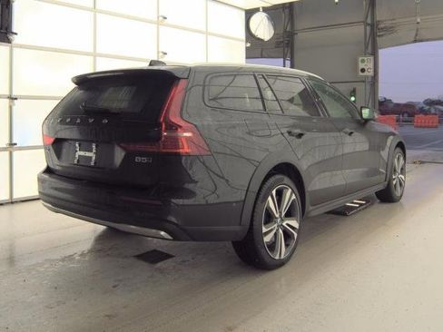 Certified 2025 Volvo V60 B5 Cross Country Plus image 4