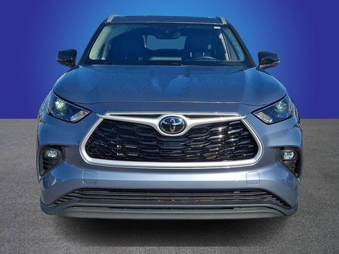 Used 2022 Toyota Highlander XLE AWD/4WD image 2
