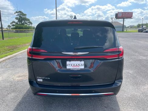 Used 2023 Chrysler Pacifica Touring-L FWD image 6