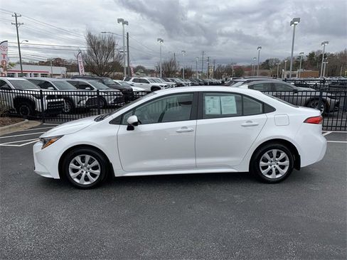 Used 2025 Toyota Corolla LE image 5