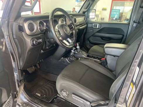Used 2018 Jeep Wrangler Unlimited Sahara image 8