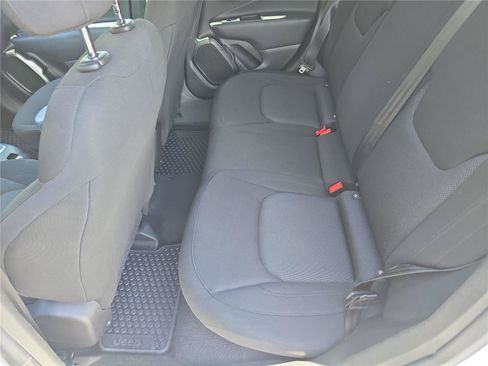 Used 2023 Jeep Renegade Latitude AWD/4WD image 15