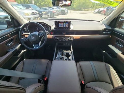 Used 2025 Honda Pilot Elite image 2