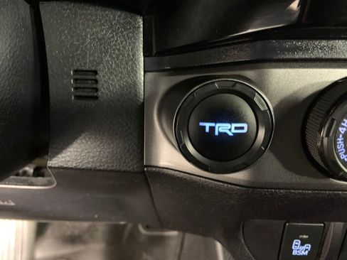 Used 2018 Toyota Tacoma TRD Off-Road w/ TRD Premium Off Road Package AWD/4WD image 26