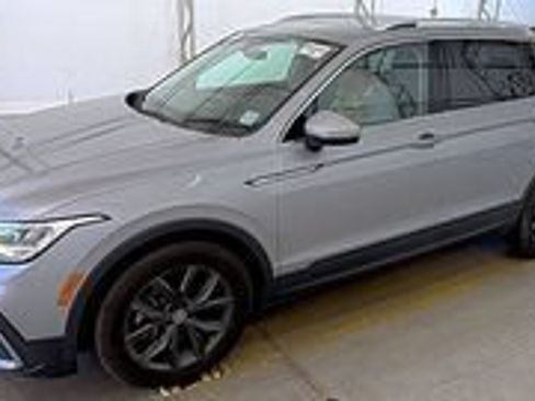 Used 2022 Volkswagen Tiguan SE AWD/4WD image 16
