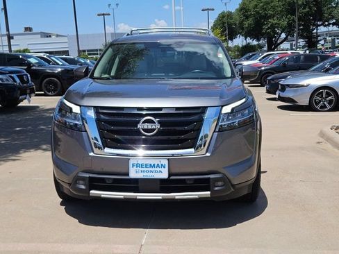 Used 2023 Nissan Pathfinder SL FWD image 2