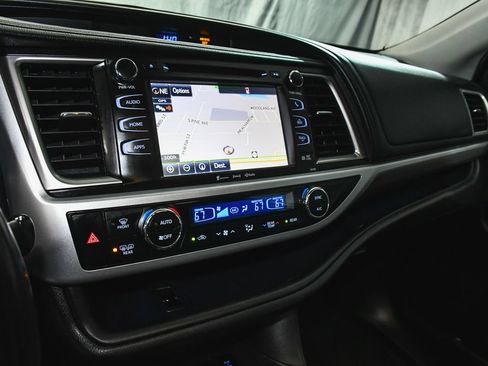 Used 2019 Toyota Highlander SE AWD/4WD image 32