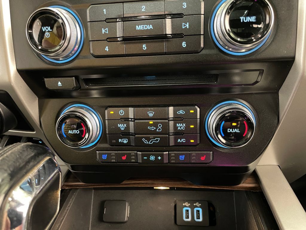 Used 2016 Ford F150 Lariat w/ Equipment Group 502A Luxury AWD/4WD image 8