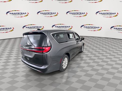 Used 2023 Chrysler Pacifica Touring-L FWD image 8