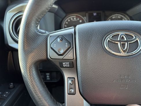 Used 2022 Toyota Tacoma TRD Off-Road AWD/4WD image 15
