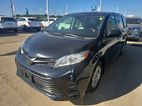Used 2020 Toyota Sienna L image 5