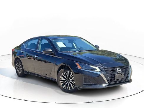 Used 2025 Nissan Altima 2.5 SV FWD image 1