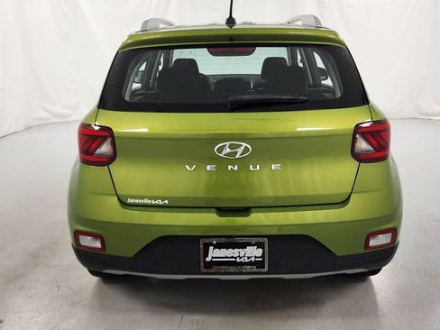 Used 2024 Hyundai Venue SEL FWD image 4