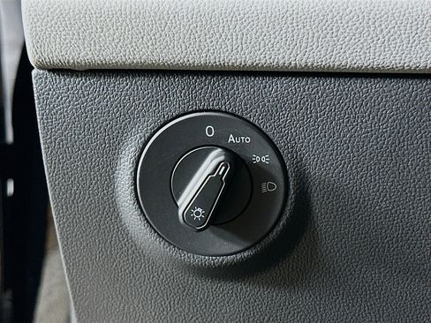 Used 2022 Volkswagen Taos SE w/ Driver Assistance Package image 16