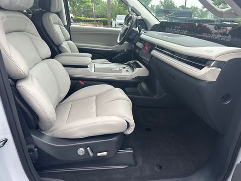 New 2026 Lincoln Navigator Premiere AWD/4WD image 14