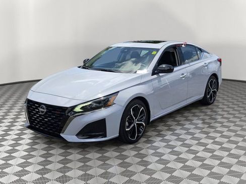 Used 2024 Nissan Altima 2.5 SR w/ SR Premium Package image 3