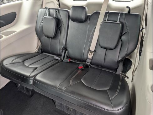 Used 2023 Chrysler Pacifica Touring-L image 13