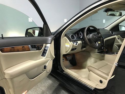Used 2013 Mercedes-Benz C 250 Sedan w/ Multimedia Pkg image 9