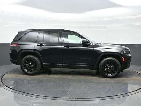 Used 2025 Jeep Grand Cherokee Altitude image 7