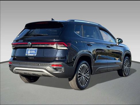 Certified 2025 Volkswagen Taos SE image 4