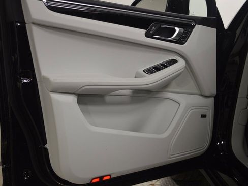 New 2026 Porsche Macan image 17