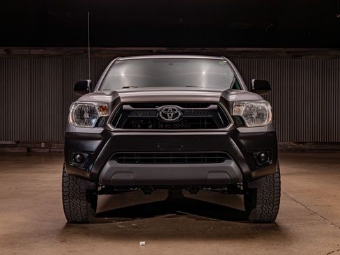 Used 2014 Toyota Tacoma 2WD Regular Cab image 2
