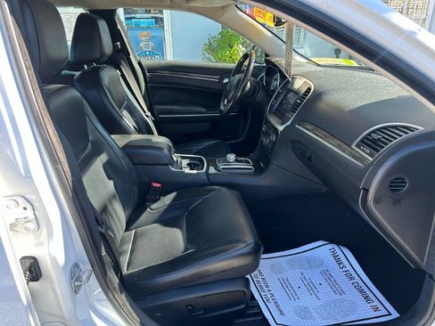 Used 2019 Chrysler 300 Limited RWD image 5