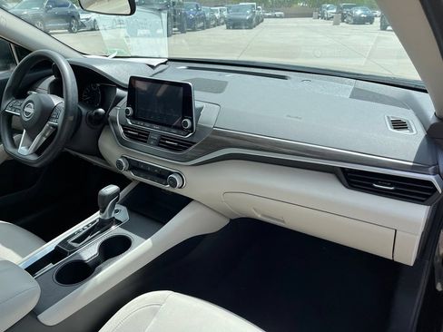 Used 2025 Nissan Altima 2.5 SV FWD image 15