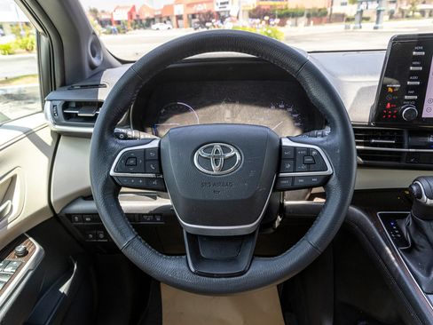 Used 2022 Toyota Sienna XLE w/ XLE Plus Package FWD image 38
