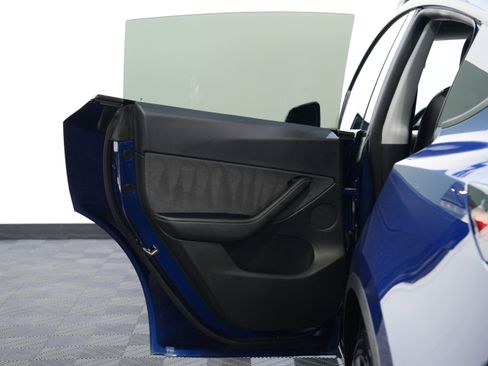 Used 2021 Tesla Model Y Long Range image 24