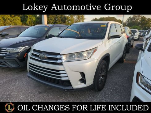 Used 2018 Toyota Highlander LE FWD image 1