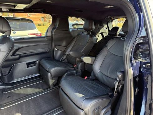 Used 2025 Toyota Sienna Limited image 13