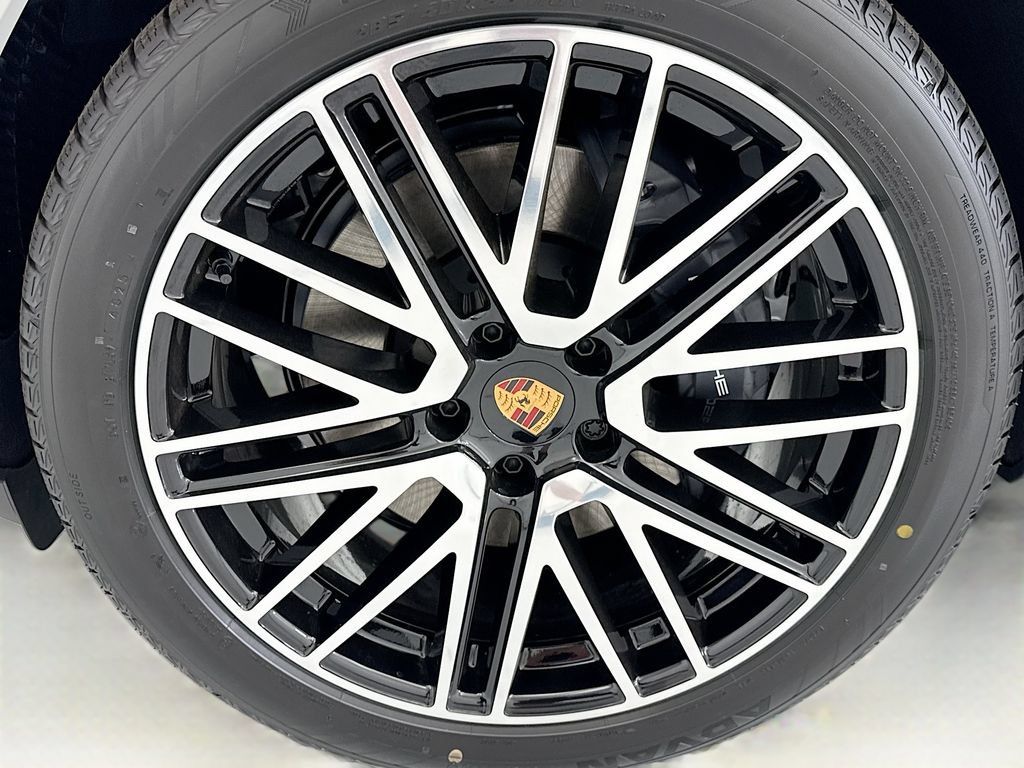 Used 2026 Porsche Cayenne AWD/4WD image 30