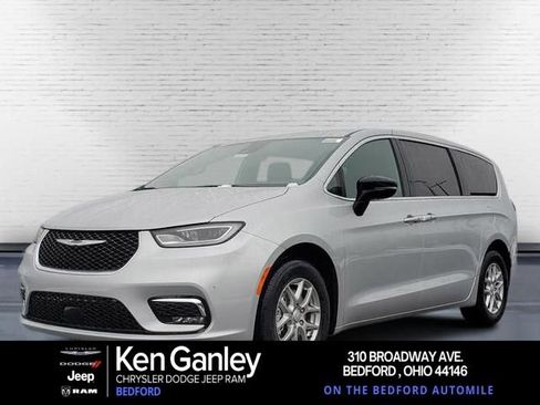 New 2026 Chrysler Pacifica Select image 1