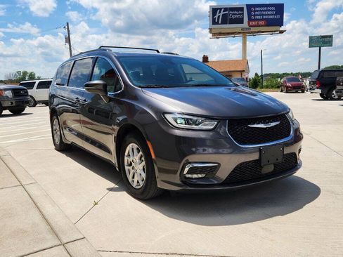 Used 2022 Chrysler Pacifica Touring-L FWD image 8